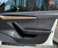 Белый Тесла Модель 3, объемом двигателя 0 л и пробегом 55 тыс. км за 22990 $, фото 32 на Automoto.ua