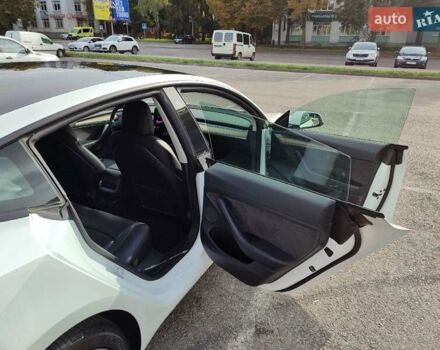 Белый Тесла Модель 3, объемом двигателя 0 л и пробегом 180 тыс. км за 20200 $, фото 35 на Automoto.ua