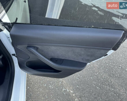 Білий Тесла Модель 3, об'ємом двигуна 0 л та пробігом 47 тис. км за 24500 $, фото 24 на Automoto.ua