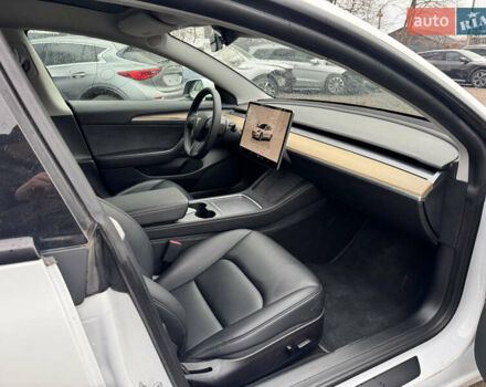 Белый Тесла Модель 3, объемом двигателя 0 л и пробегом 28 тыс. км за 19990 $, фото 29 на Automoto.ua