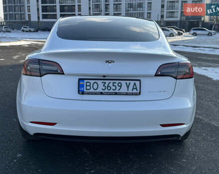 Білий Тесла Модель 3, об'ємом двигуна 0 л та пробігом 47 тис. км за 24500 $, фото 4 на Automoto.ua