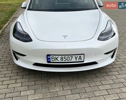Білий Тесла Модель 3, об'ємом двигуна 0 л та пробігом 61 тис. км за 20950 $, фото 2 на Automoto.ua