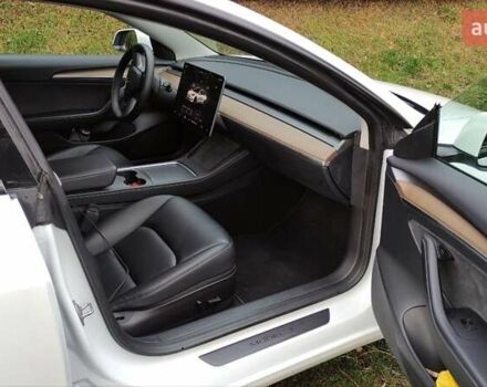 Білий Тесла Модель 3, об'ємом двигуна 0 л та пробігом 58 тис. км за 23500 $, фото 10 на Automoto.ua