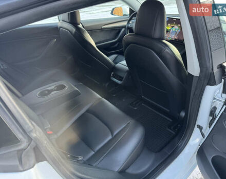 Білий Тесла Модель 3, об'ємом двигуна 0 л та пробігом 129 тис. км за 21999 $, фото 8 на Automoto.ua