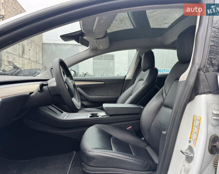 Белый Тесла Модель 3, объемом двигателя 0 л и пробегом 28 тыс. км за 19990 $, фото 23 на Automoto.ua