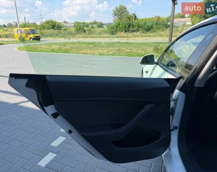 Білий Тесла Модель 3, об'ємом двигуна 0 л та пробігом 60 тис. км за 21500 $, фото 32 на Automoto.ua