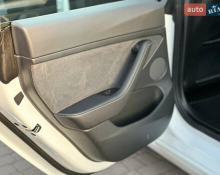 Белый Тесла Модель 3, объемом двигателя 0 л и пробегом 1 тыс. км за 37999 $, фото 56 на Automoto.ua