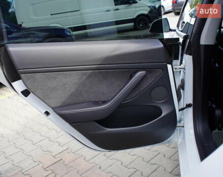 Білий Тесла Модель 3, об'ємом двигуна 0 л та пробігом 33 тис. км за 20700 $, фото 25 на Automoto.ua