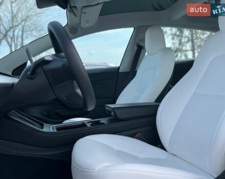 Белый Тесла Модель 3, объемом двигателя 0 л и пробегом 100 тыс. км за 29800 $, фото 8 на Automoto.ua