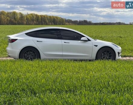 Білий Тесла Модель 3, об'ємом двигуна 0 л та пробігом 105 тис. км за 21300 $, фото 2 на Automoto.ua