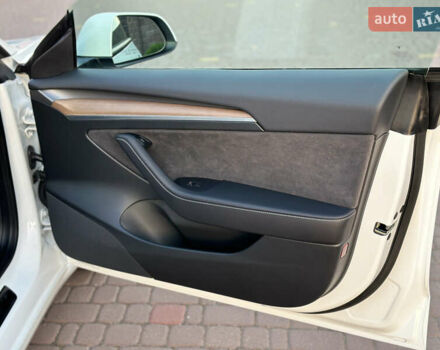 Белый Тесла Модель 3, объемом двигателя 0 л и пробегом 1 тыс. км за 37999 $, фото 42 на Automoto.ua