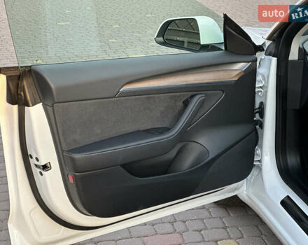 Белый Тесла Модель 3, объемом двигателя 0 л и пробегом 1 тыс. км за 37999 $, фото 63 на Automoto.ua