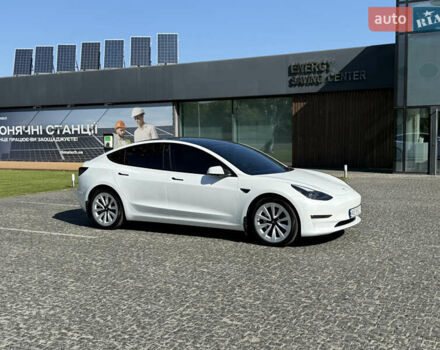 Тесла Модель 3 2022 в Днепре (Днепропетровске) на Automoto.ua Белый Тесла Модель 3, объемом двигателя 0 л и пробегом 13 тыс. км за 24000 $, фото 1 на Automoto.ua