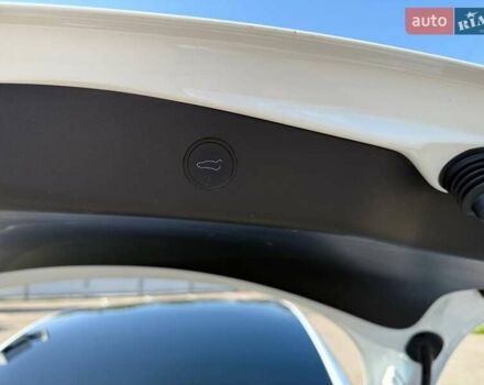 Білий Тесла Модель 3, об'ємом двигуна 0 л та пробігом 117 тис. км за 21300 $, фото 7 на Automoto.ua