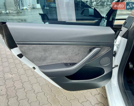 Білий Тесла Модель 3, об'ємом двигуна 0 л та пробігом 5 тис. км за 22500 $, фото 32 на Automoto.ua