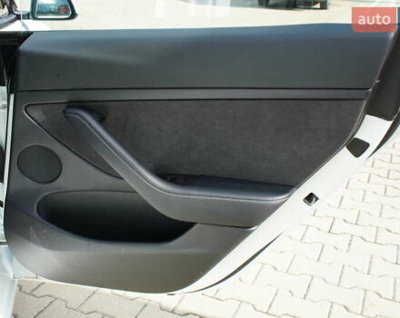 Білий Тесла Модель 3, об'ємом двигуна 0 л та пробігом 33 тис. км за 20700 $, фото 28 на Automoto.ua