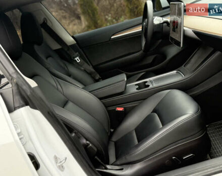 Білий Тесла Модель 3, об'ємом двигуна 0 л та пробігом 70 тис. км за 19999 $, фото 46 на Automoto.ua