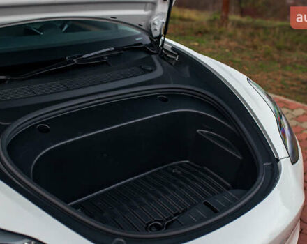 Белый Тесла Модель 3, объемом двигателя 0 л и пробегом 5 тыс. км за 27500 $, фото 6 на Automoto.ua