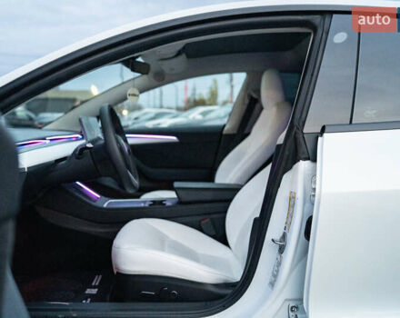 Белый Тесла Модель 3, объемом двигателя 0 л и пробегом 53 тыс. км за 27500 $, фото 18 на Automoto.ua