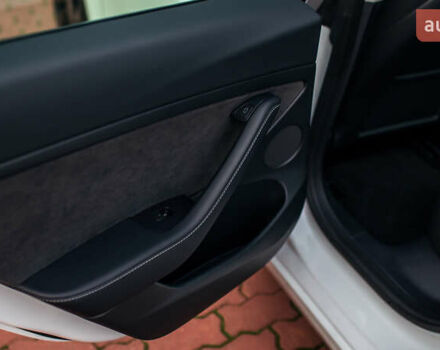 Белый Тесла Модель 3, объемом двигателя 0 л и пробегом 5 тыс. км за 27500 $, фото 25 на Automoto.ua