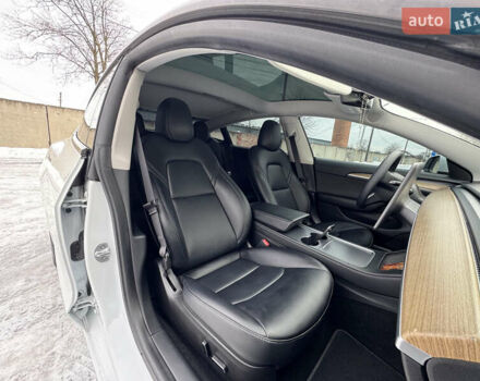 Белый Тесла Модель 3, объемом двигателя 0 л и пробегом 30 тыс. км за 23500 $, фото 26 на Automoto.ua