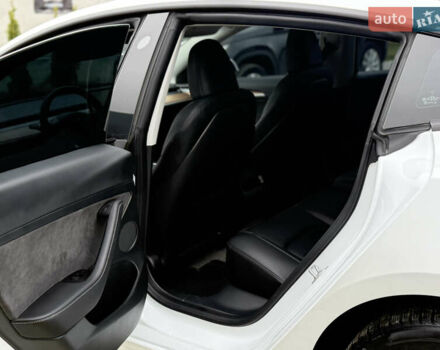 Білий Тесла Модель 3, об'ємом двигуна 0 л та пробігом 70 тис. км за 19999 $, фото 39 на Automoto.ua