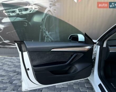 Білий Тесла Модель 3, об'ємом двигуна 0 л та пробігом 67 тис. км за 19999 $, фото 29 на Automoto.ua
