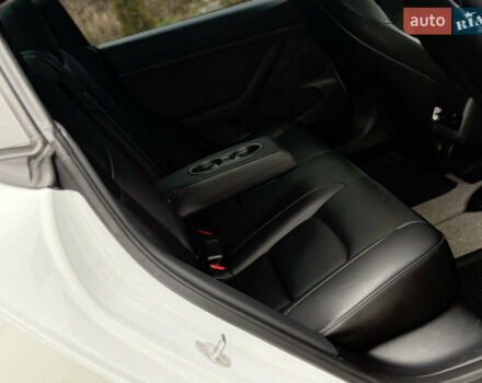 Білий Тесла Модель 3, об'ємом двигуна 0 л та пробігом 70 тис. км за 19999 $, фото 42 на Automoto.ua