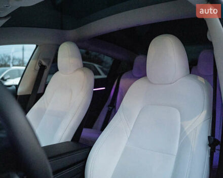 Белый Тесла Модель 3, объемом двигателя 0 л и пробегом 53 тыс. км за 27500 $, фото 29 на Automoto.ua