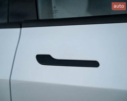 Белый Тесла Модель 3, объемом двигателя 0 л и пробегом 53 тыс. км за 27500 $, фото 17 на Automoto.ua