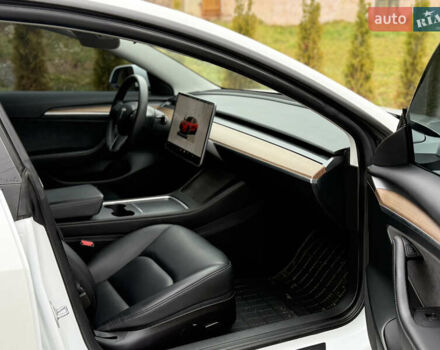 Білий Тесла Модель 3, об'ємом двигуна 0 л та пробігом 70 тис. км за 19999 $, фото 44 на Automoto.ua