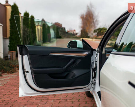 Белый Тесла Модель 3, объемом двигателя 0 л и пробегом 5 тыс. км за 27500 $, фото 47 на Automoto.ua