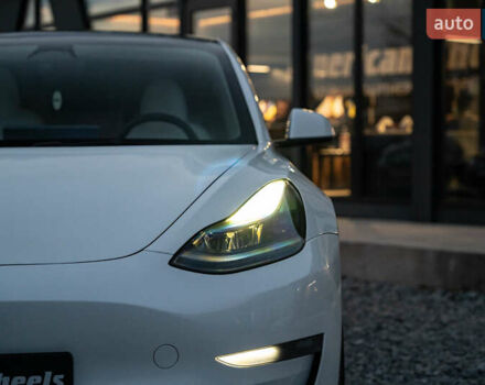 Белый Тесла Модель 3, объемом двигателя 0 л и пробегом 53 тыс. км за 27500 $, фото 14 на Automoto.ua