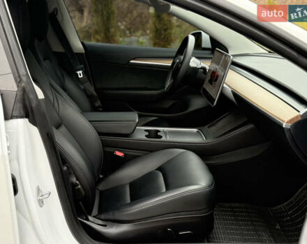 Білий Тесла Модель 3, об'ємом двигуна 0 л та пробігом 70 тис. км за 19999 $, фото 45 на Automoto.ua