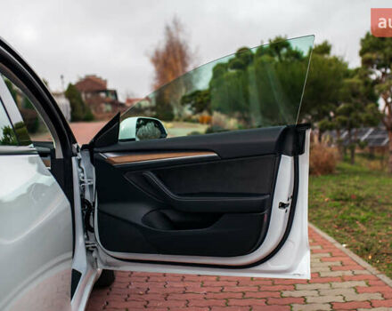 Белый Тесла Модель 3, объемом двигателя 0 л и пробегом 5 тыс. км за 27500 $, фото 41 на Automoto.ua