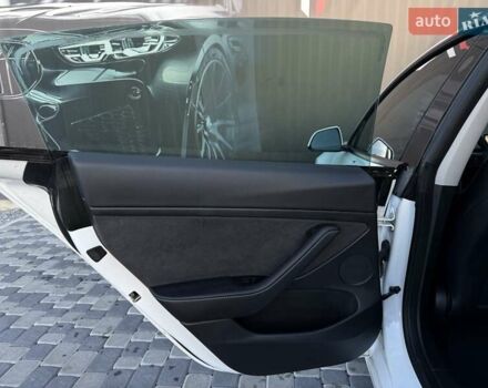 Білий Тесла Модель 3, об'ємом двигуна 0 л та пробігом 67 тис. км за 19999 $, фото 62 на Automoto.ua