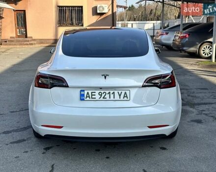 Белый Тесла Модель 3, объемом двигателя 0 л и пробегом 64 тыс. км за 20999 $, фото 3 на Automoto.ua