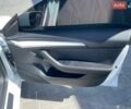 Білий Тесла Модель 3, об'ємом двигуна 0 л та пробігом 88 тис. км за 22750 $, фото 24 на Automoto.ua