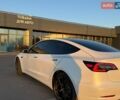 Белый Тесла Модель 3, объемом двигателя 0 л и пробегом 70 тыс. км за 20200 $, фото 3 на Automoto.ua