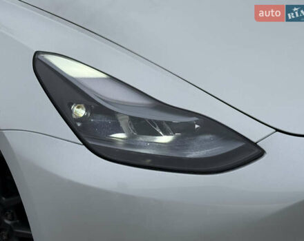 Білий Тесла Модель 3, об'ємом двигуна 0 л та пробігом 70 тис. км за 19999 $, фото 14 на Automoto.ua