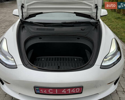 Білий Тесла Модель 3, об'ємом двигуна 0 л та пробігом 70 тис. км за 19999 $, фото 58 на Automoto.ua