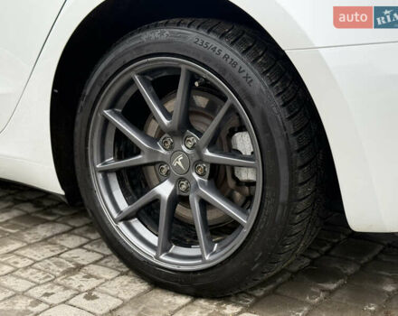 Білий Тесла Модель 3, об'ємом двигуна 0 л та пробігом 70 тис. км за 19999 $, фото 30 на Automoto.ua