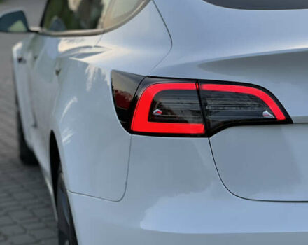 Білий Тесла Модель 3, об'ємом двигуна 0 л та пробігом 3 тис. км за 28500 $, фото 24 на Automoto.ua