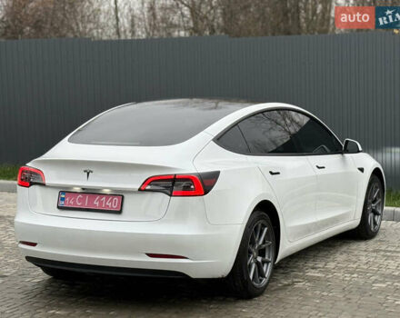 Білий Тесла Модель 3, об'ємом двигуна 0 л та пробігом 70 тис. км за 19999 $, фото 24 на Automoto.ua