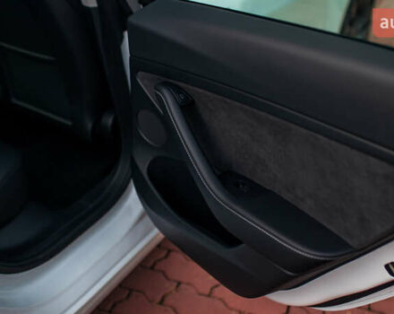 Белый Тесла Модель 3, объемом двигателя 0 л и пробегом 5 тыс. км за 27500 $, фото 27 на Automoto.ua