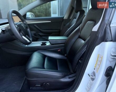 Білий Тесла Модель 3, об'ємом двигуна 0 л та пробігом 67 тис. км за 19999 $, фото 31 на Automoto.ua