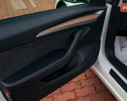 Белый Тесла Модель 3, объемом двигателя 0 л и пробегом 5 тыс. км за 27500 $, фото 48 на Automoto.ua