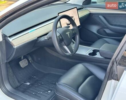 Белый Тесла Модель 3, объемом двигателя 0 л и пробегом 64 тыс. км за 20999 $, фото 7 на Automoto.ua
