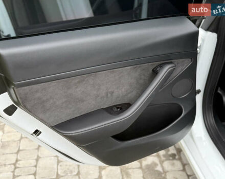 Білий Тесла Модель 3, об'ємом двигуна 0 л та пробігом 70 тис. км за 19999 $, фото 40 на Automoto.ua