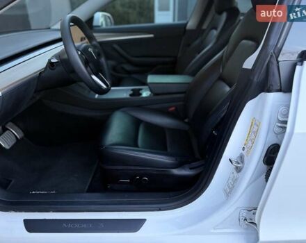 Білий Тесла Модель 3, об'ємом двигуна 0 л та пробігом 67 тис. км за 19999 $, фото 32 на Automoto.ua